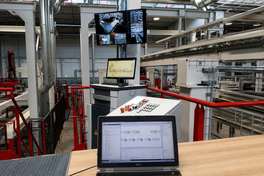 Programmierung und Überwachung einer industriellen Automatisierungsanlage
